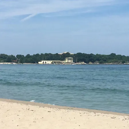 Sea Caravan/camper On The Kemping *